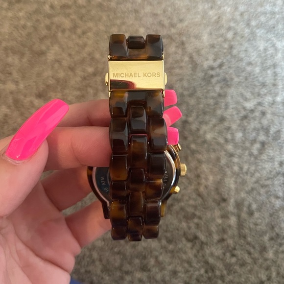 Michael Kors Tortoise Shell Watch. - Picture 4 of 4